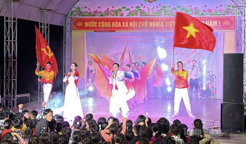 Đội Tuyên truyền lưu động - Trung tâm Văn hóa và Điện ảnh tỉnh tuyên truyền nghị quyết tại xã Tân Tiến.