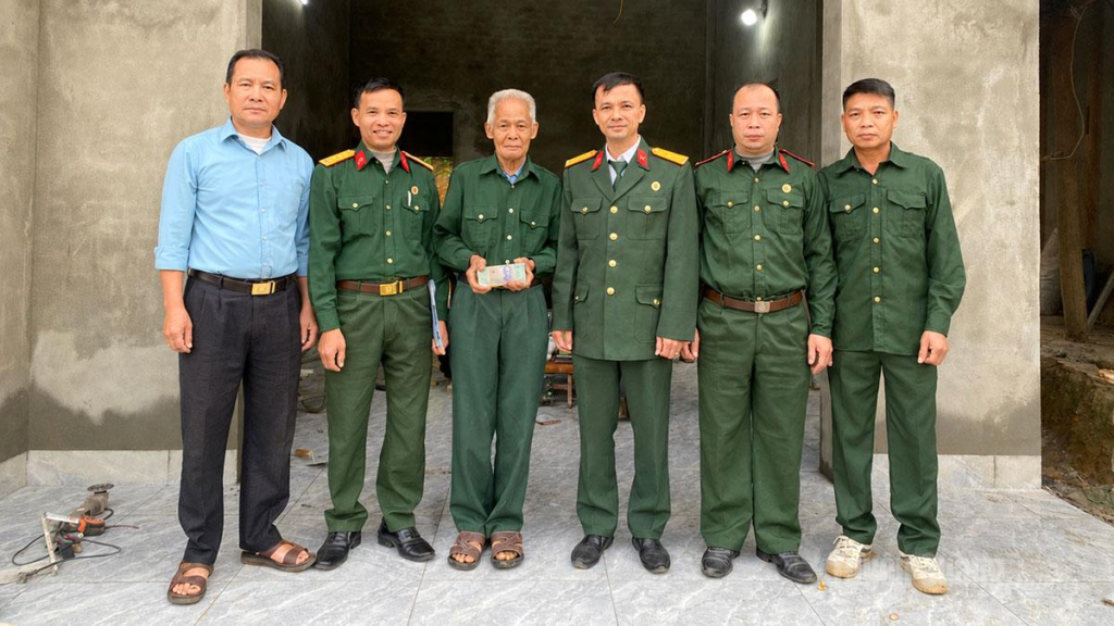  Hội CCB xã Hàm Yên trao tiền hỗ trợ hội viên Hoàng Văn Tiên, thôn Đồng Lũng xóa nhà tạm.