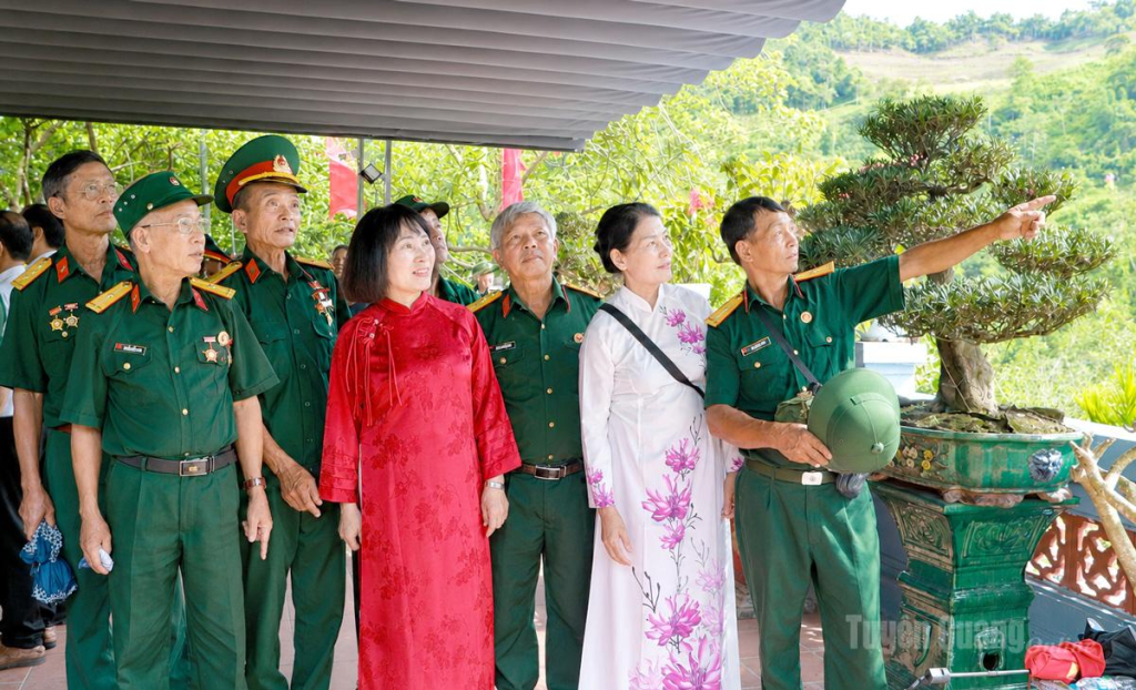 Các cựu chiến binh và thân nhân liệt sĩ gặp gỡ,  ôn lại ký ức chiến trường trên Điểm cao 468.
