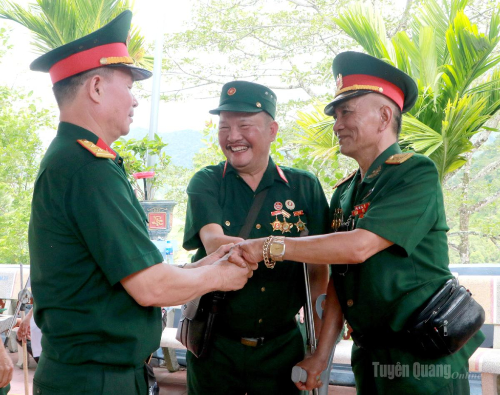  Niềm vui hội ngộ của những người lính năm xưa trong ngày trở về.