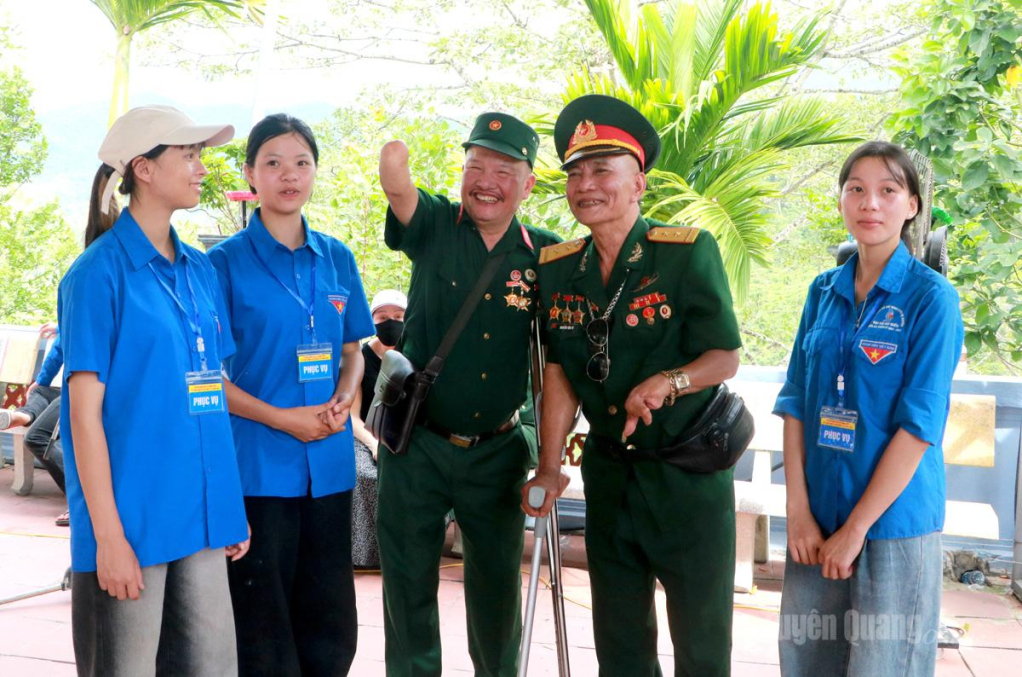 Các cựu chiến binh kể lại những năm tháng chiến đấu bảo vệ biên giới, truyền ngọn lửa yêu nước và lòng biết ơn cho thế hệ trẻ.