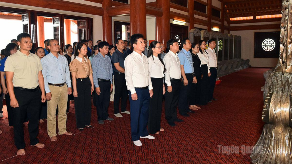 Đoàn đại biểu Báo và phát thanh, truyền hình Tuyên Quang dâng hương, tưởng niệm các Anh hùng liệt sĩ.