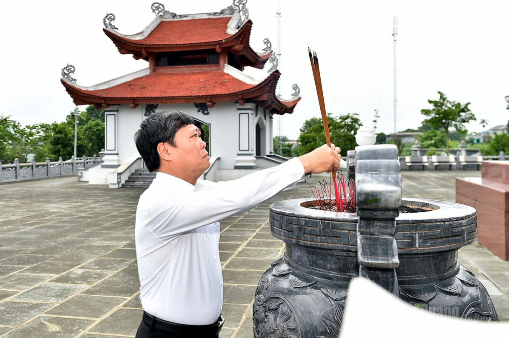 Giám đốc Báo và phát thanh, truyền hình tỉnh Mai Đức Thông dâng hương trước Nhà tưởng niệm các Anh hùng liệt sĩ.