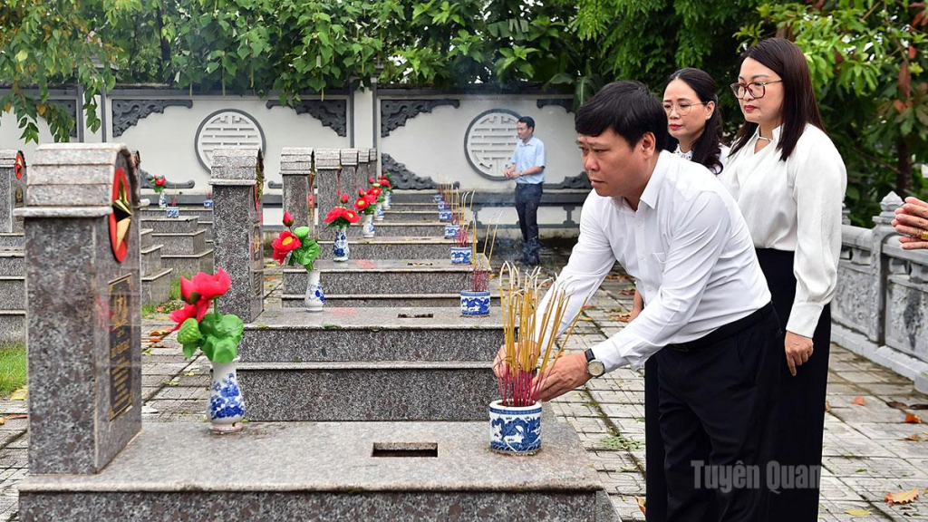 Giám đốc Báo và phát thanh, truyền hình tỉnh Mai Đức Thông thắp hương mộ liệt sĩ.