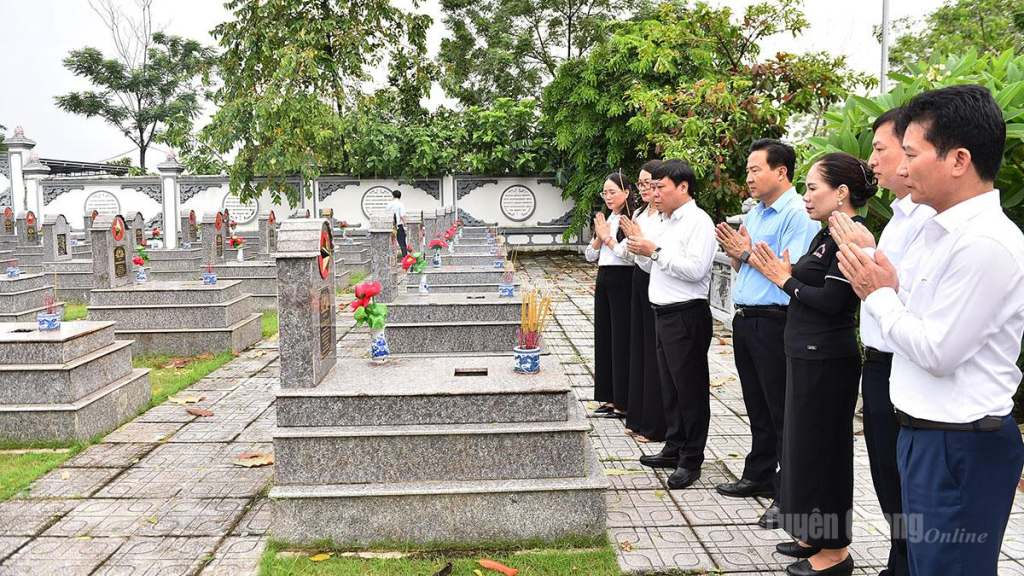Các đồng chí Ban Giám đốc Báo và phát thanh, truyền hình Tuyên Quang thắp hương mộ liệt sĩ.