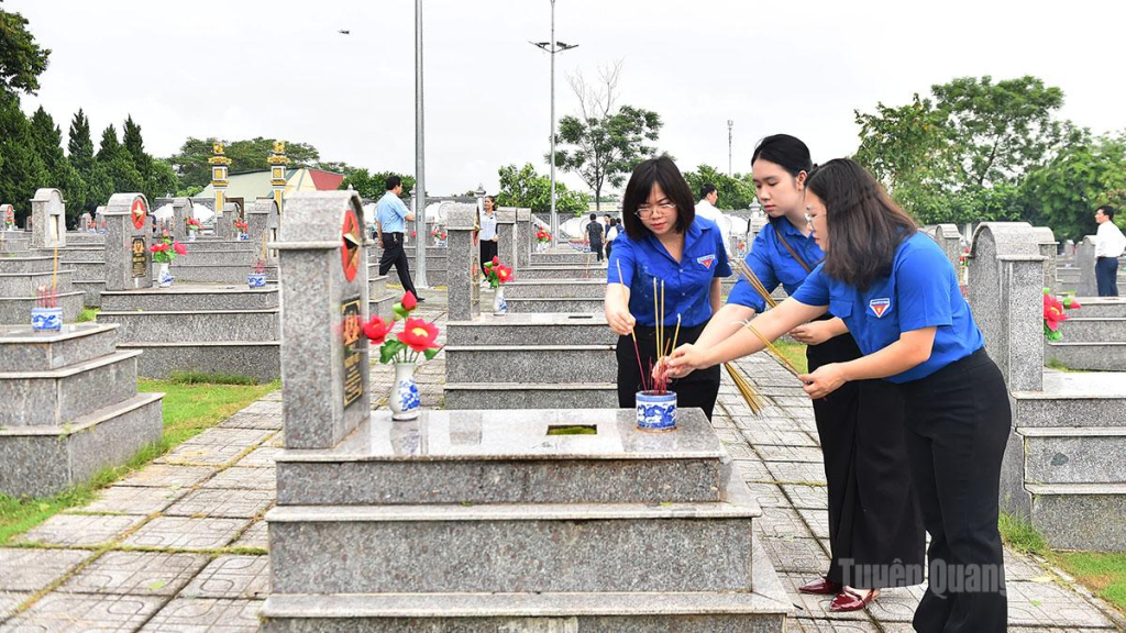 Đoàn viên, thanh niên Báo và phát thanh, truyền hình Tuyên quang thắp hương mộ liệt sĩ.