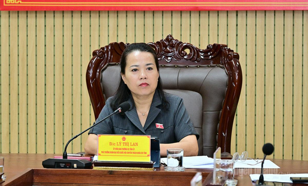 Đồng chí Lý Thị Lan lắng nghe tâm tư, nguyện vọng, đề xuất của công dân.