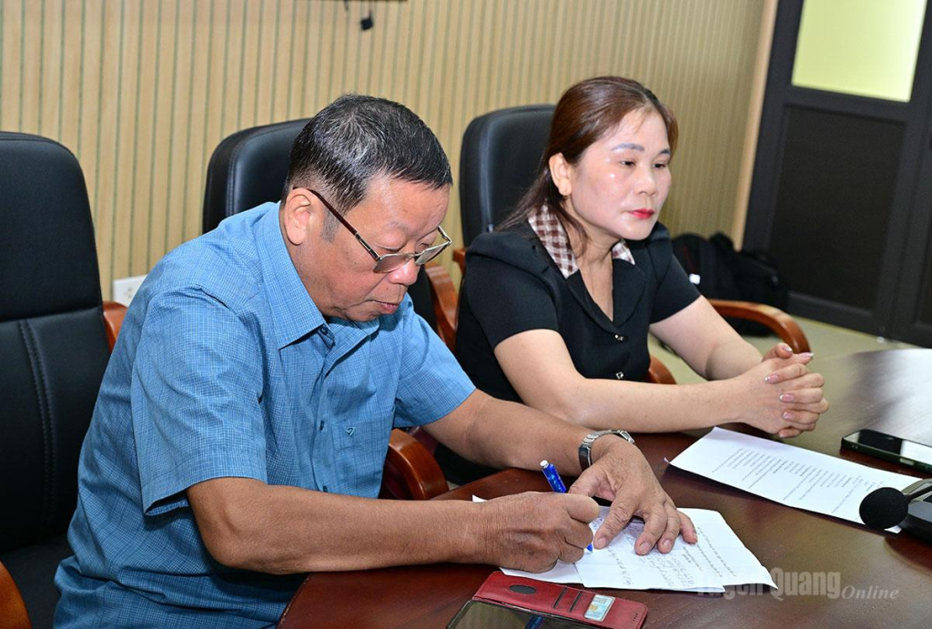 Công dân xã Hùng Đức tham gia buổi tiếp công dân.