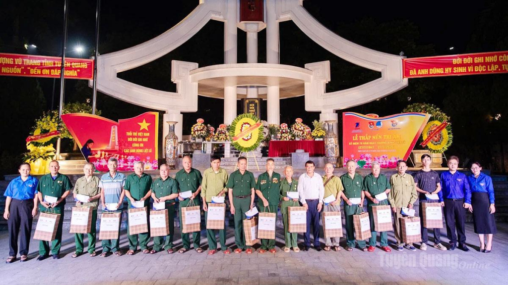 Đoàn Thanh niên Tập đoàn Bưu chính Viễn thông Việt Nam, Đoàn Thanh niên Bộ Nội vụ, Tỉnh đoàn Tuyên Quang tặng quà gia đình chính sách, người có công với cách mạng.