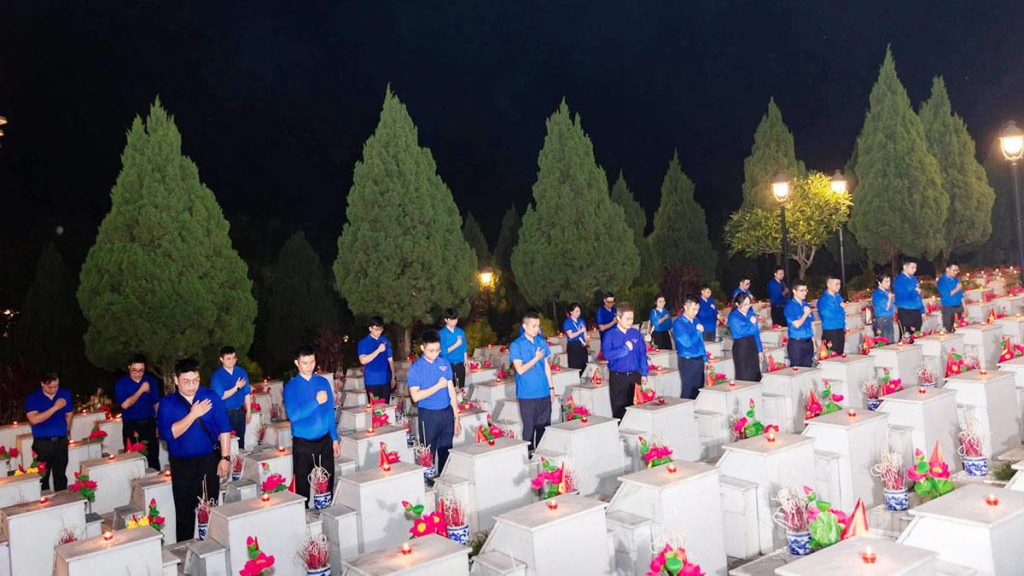 Đoàn Thanh niên Tập đoàn Bưu chính Viễn thông Việt Nam, Đoàn Thanh niên Bộ Nội vụ, Tỉnh đoàn Tuyên Quang dâng hương tại phần mộ các Anh hùng liệt sĩ tại Nghĩa trang Liệt sĩ Quốc gia Vị Xuyên.