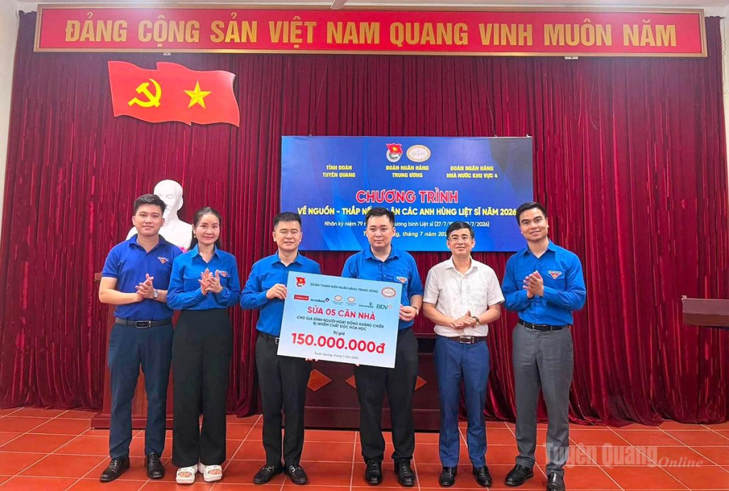 Đoàn Thanh niên Ngân hàng Trung ương trao kinh phí sửa chữa 5 nhà ở trên địa bàn tỉnh.