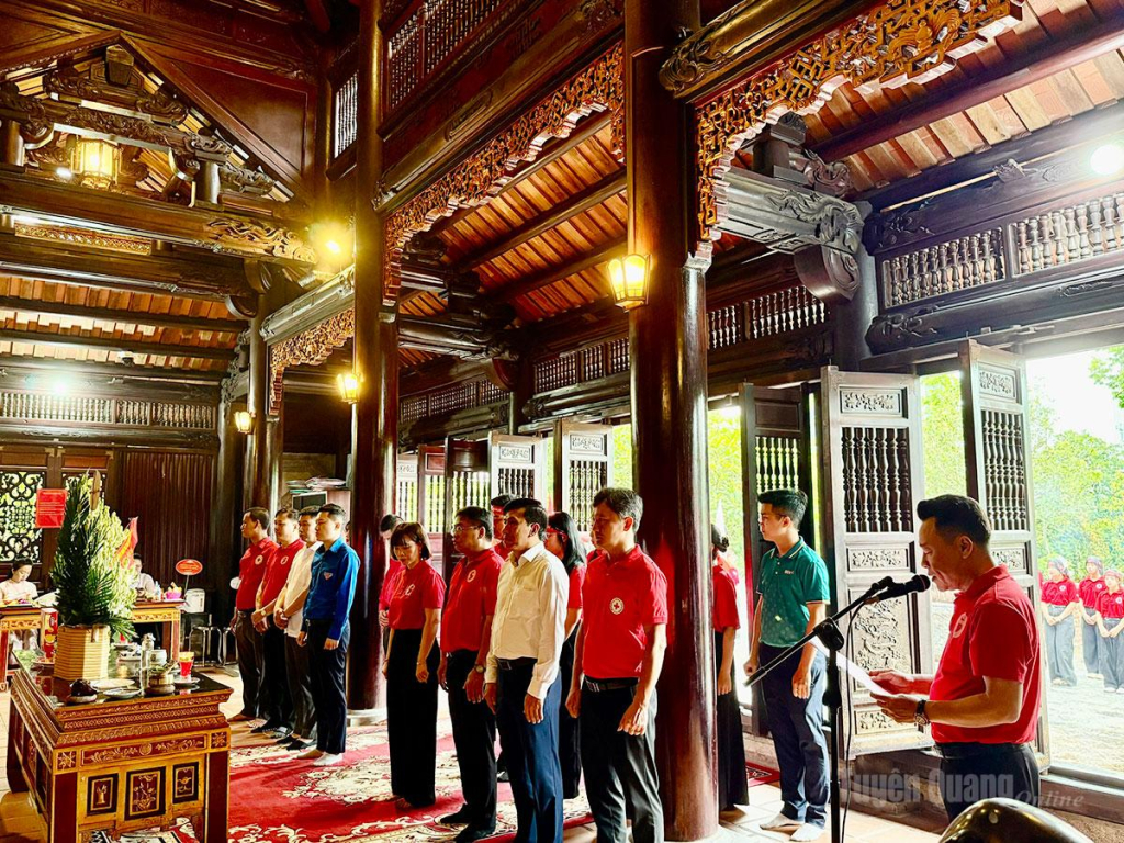 Các đại biểu dâng hương tại Đền thờ Bác Hồ.