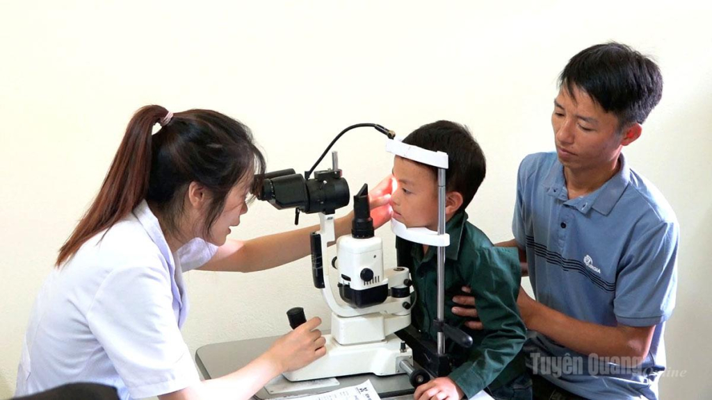 Bác sĩ Bệnh viện Mắt Trường Phúc khám mắt cho trẻ em.