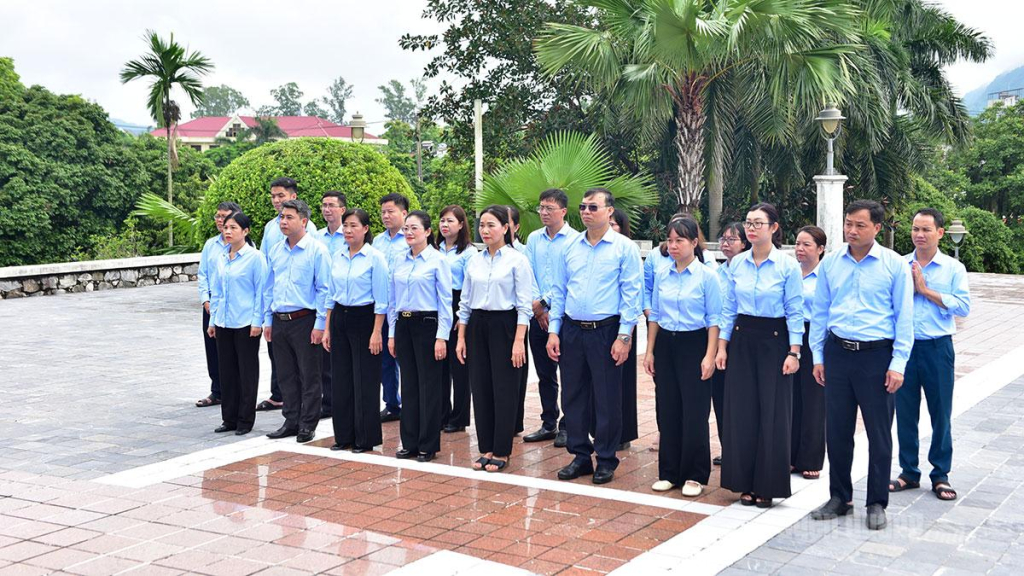Cơ quan Đảng ủy UBND tỉnh do đồng chí Phó Bí thư Thường trực chuyên trách Đảng ủy UBND tỉnh Nông Thị Bích Huệ làm Trưởng đoàn dâng hoa, dâng hương tại Đài tưởng niệm các Anh hùng liệt sĩ.