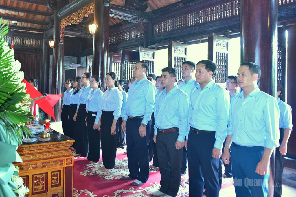 Cơ quan Đảng ủy UBND tỉnh do đồng chí Nông Thị Bích Huệ, Ủy viên Ban Thường vụ Tỉnh ủy, Phó Bí thư Thường trực chuyên trách Đảng ủy UBND tỉnh làm Trưởng đoàn dâng hương tại Đền thờ Chủ tịch Hồ Chí Minh.