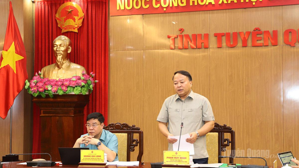 Phó Bí thư Tỉnh ủy, Chủ tịch UBND tỉnh Phan Huy Ngọc phát biểu kết luận buổi làm việc.