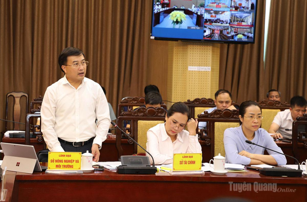 Lãnh đạo Sở Nông nghiệp và Môi trường báo cáo tiến độ chuyển đổi cơ cấu cây trồng, vật nuôi.