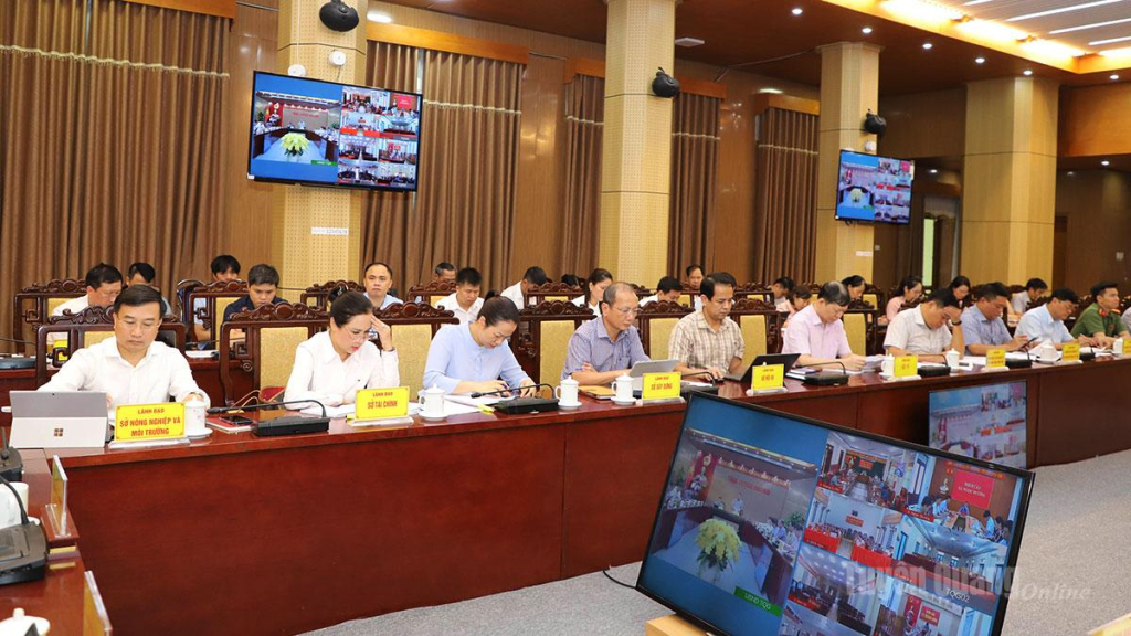 Lãnh đạo các sở, ngành dự buổi làm việc.