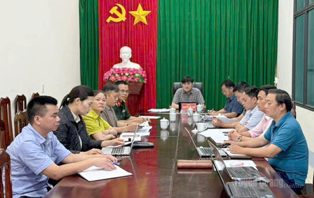 Lãnh đạo xã Sà Phìn dự buổi làm việc qua hình thức trực tuyến.