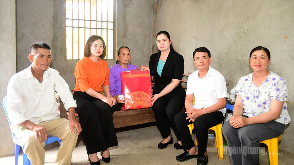 Đồng chí Ma Thị Thúy, Ủy viên Chuyên trách Hội đồng Dân tộc của Quốc hội; Nguyễn Việt Hà, Giám đốc Ngân hàng Nông nghiệp và Phát triển Nông thôn, Chi nhánh Tuyên Quang, đại biểu Quốc hội tỉnh Tuyên Quang tặng quà bà Hà Thị Choóc, mẹ Liệt sĩ Hà Văn Đồng, thôn An Vượng, xã Tân An.