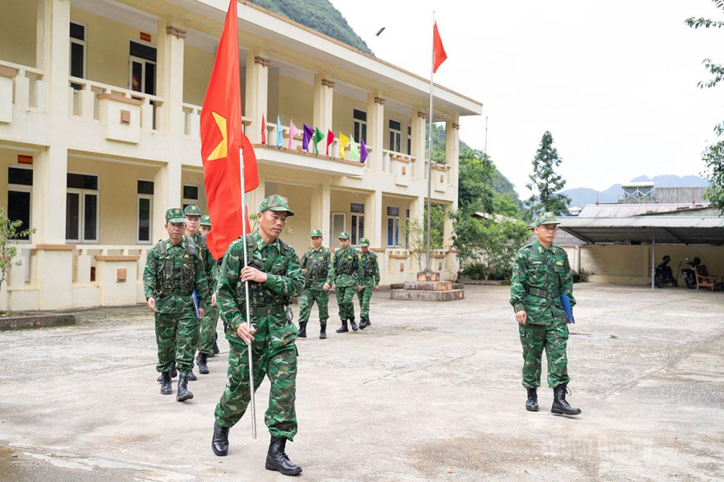 Cán bộ, chiến sĩ mang theo cờ Tổ quốc, bắt đầu hành quân thực hiện nhiệm vụ.