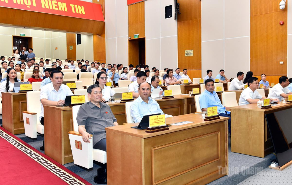 Đồng chí Nguyễn Văn Sơn, Chủ tịch HĐND tỉnh và các đại biểu dự hội nghị.