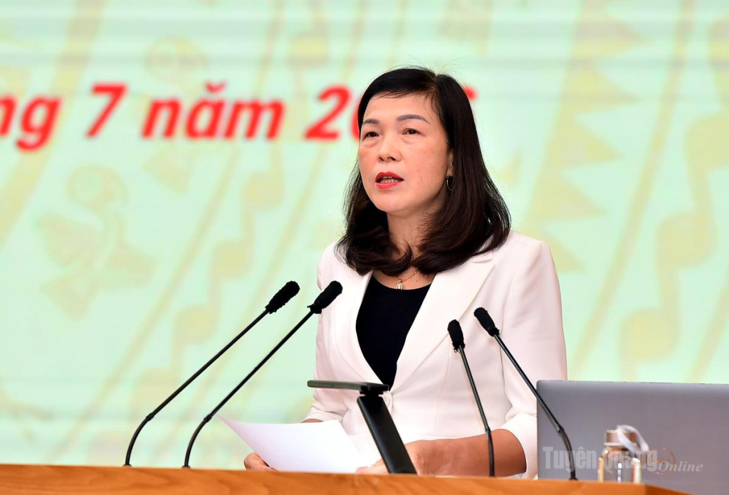 Đồng chí Phó Chủ tịch HĐND tỉnh Phạm Thị Minh Xuân phát biểu khai mạc hội nghị.