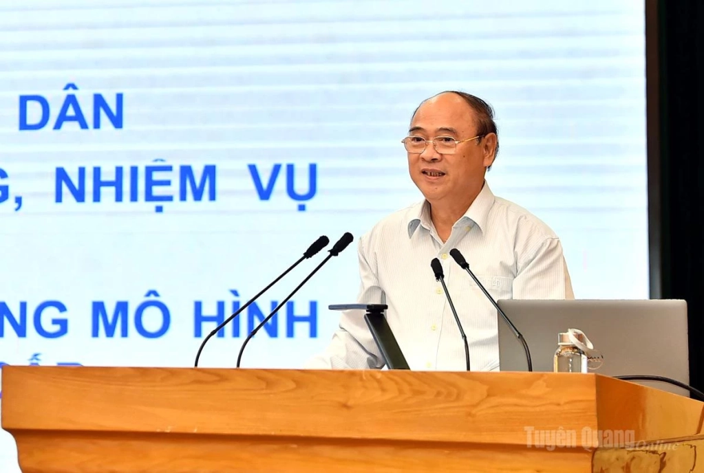 Đồng chí Bùi Đặng Dũng, Phó Chủ nhiệm Ủy ban Tài chính - Ngân sách của Quốc hội trình bày chuyên đề tập huấn.