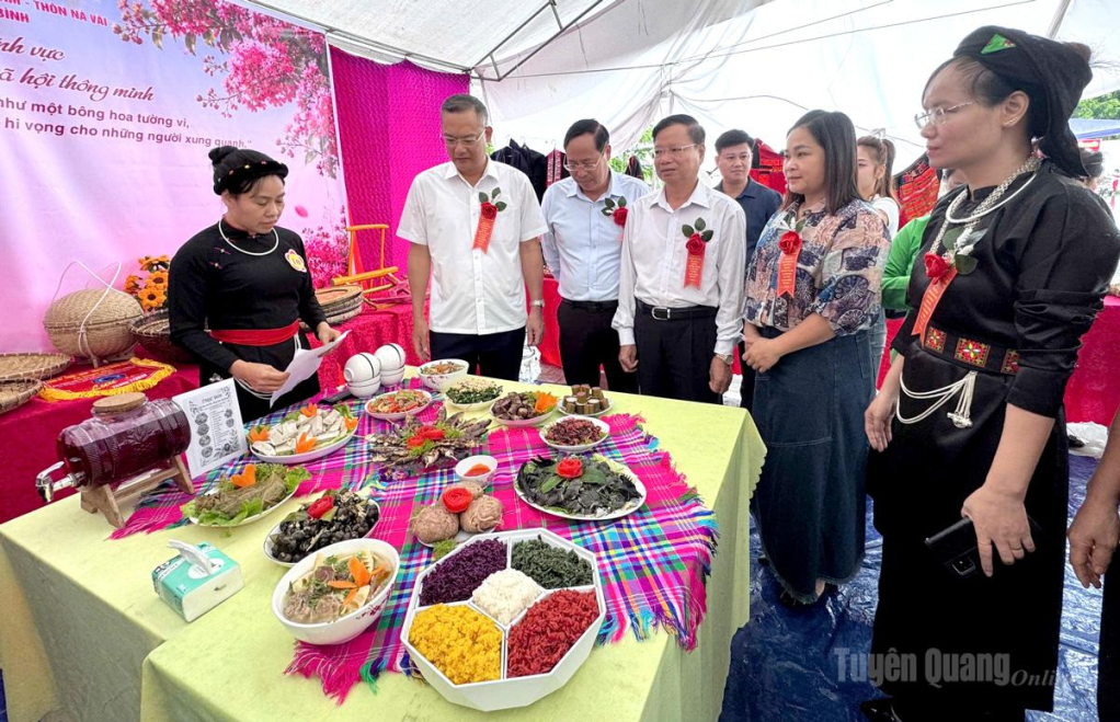 Các đại biểu tham quan gian hàng giới thiệu ẩm thực đặc trưng của địa phương tại Phiên chợ. số xã Quang Bình.