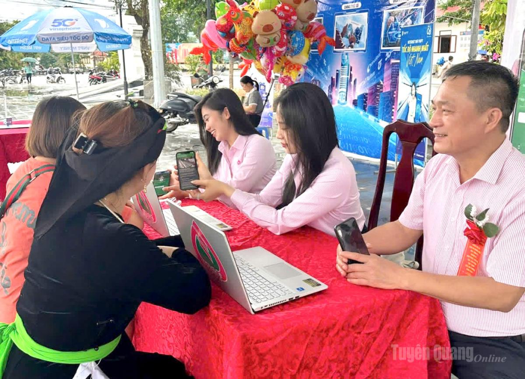 Người dân được hướng dẫn cài đặt, sử dụng các nền tảng số tại gian hàng chuyển đổi số trong Phiên chợ số xã Quang Bình.