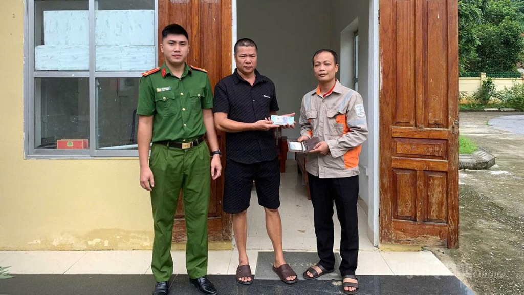 Đại diện Công an xã Bắc Mê chứng kiến ông Quản Văn Hà trao trả chiếc ví cùng tiền mặt cho người đánh rơi.