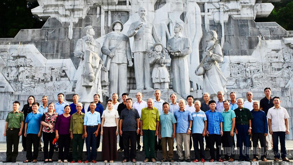 Lãnh đạo Sở Dân tộc và Tôn giáo và Đoàn đại biểu người có uy tín trong vùng đồng bào dân tộc thiểu số tỉnh chụp ảnh lưu niệm tại Quảng trường Nguyễn Tất Thành.