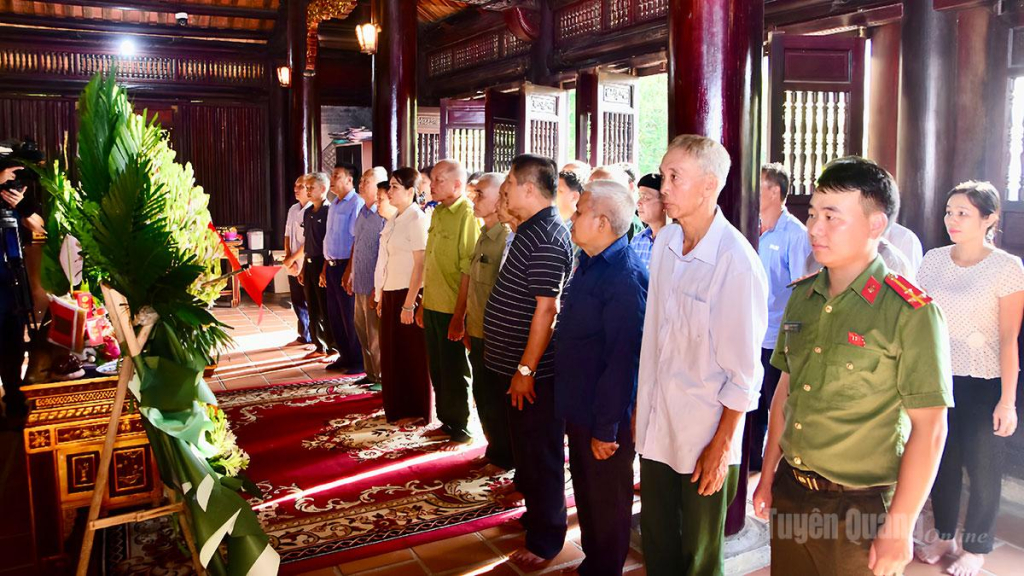 Phó Giám đốc Sở Dân tộc và Tôn giáo Hoàng Thị Thắm và đoàn đại biểu người có uy tín dâng hương tại Đền thờ Chủ tịch Hồ Chí Minh.