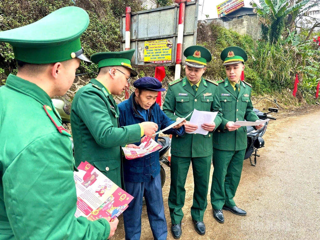 Cán bộ Đồn Biên phòng Lũng Cú tuyên truyền, hướng dẫn người dân tiếp cận và sử dụng các dịch vụ số