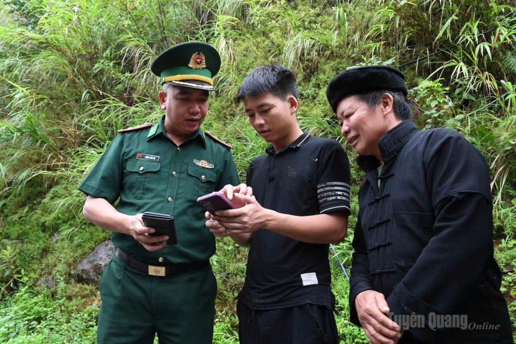 Chiến sĩ Đồn Biên phòng Nghĩa Thuận hướng dẫn người dân cài đặt VNeID và truy cập Internet an toàn