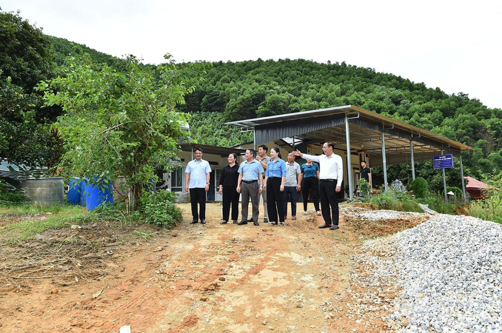Cán bộ xã Yên Phú kiểm tra tình hình triển khai các dự án xây dựng  hạ tầng trên địa bàn.