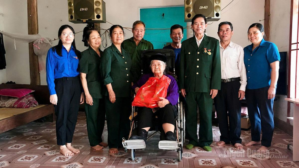 Hội Cựu TNXP tỉnh  tặng xe lăn và quà hội viên có hoàn cảnh  khó khăn tại  xã Trung Sơn.