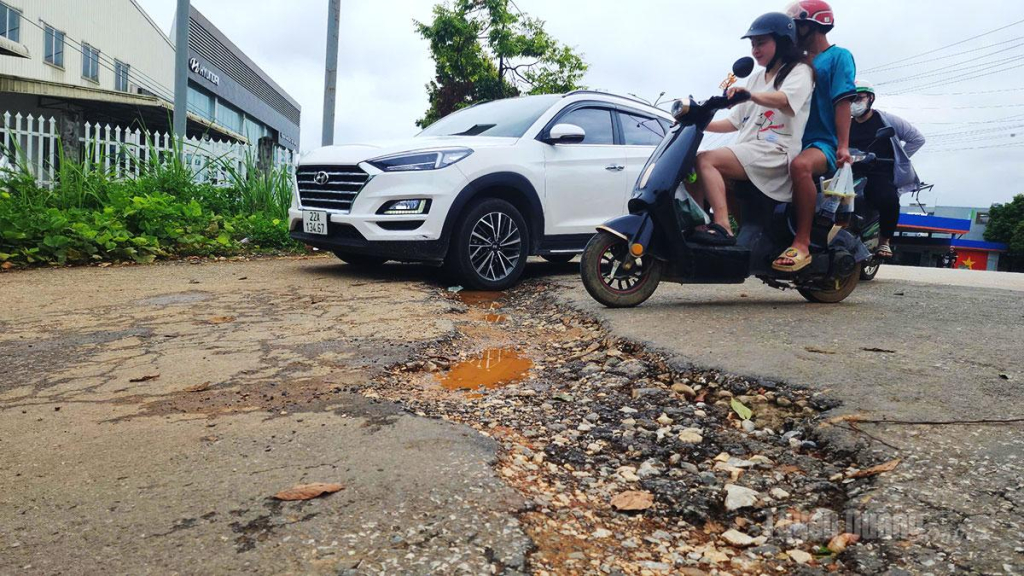 Đoạn đường bị xẻ ngang nhưng hoàn trả không đảm bảo khiến người dân đi lại khó khăn.  