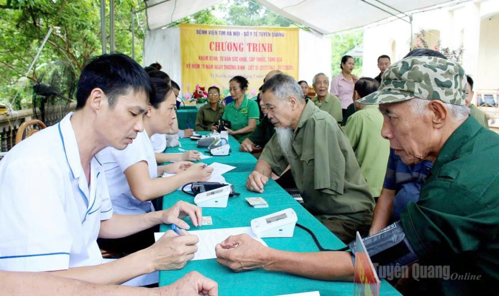 Sở Y tế Tuyên Quang phối hợp với Bệnh viện Tim Hà Nội tổ chức khám sức khỏe cho gia đình chính sách và người có công tại xã Vị Xuyên.