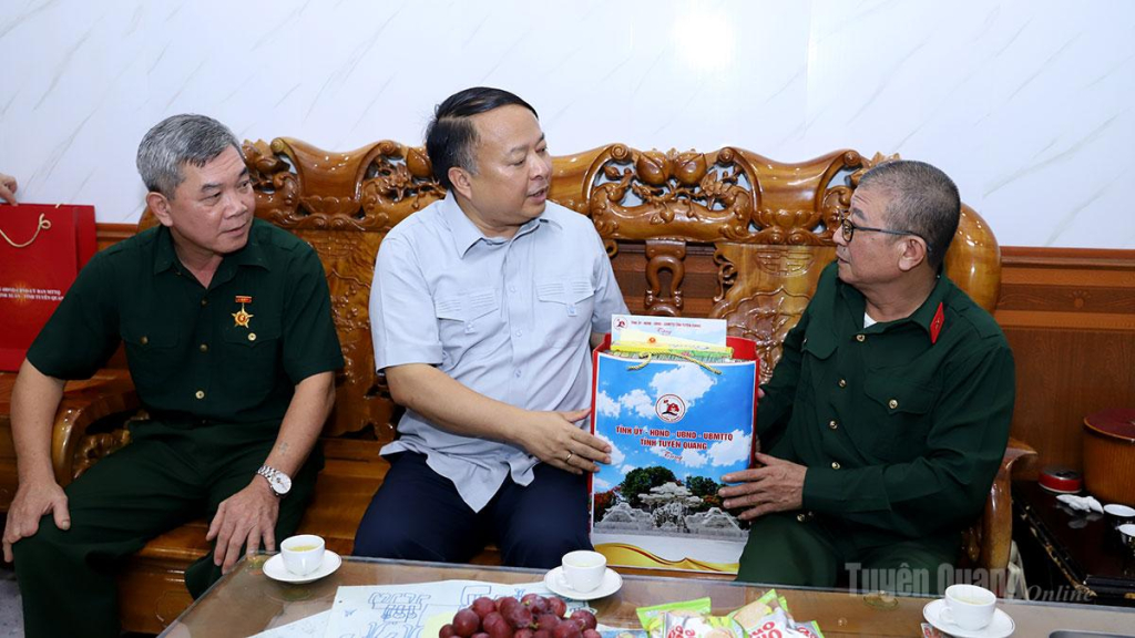 Chủ tịch UBND tỉnh Phan Huy Ngọc thăm, tặng quà thương binh Nguyễn Quang Tuyển.