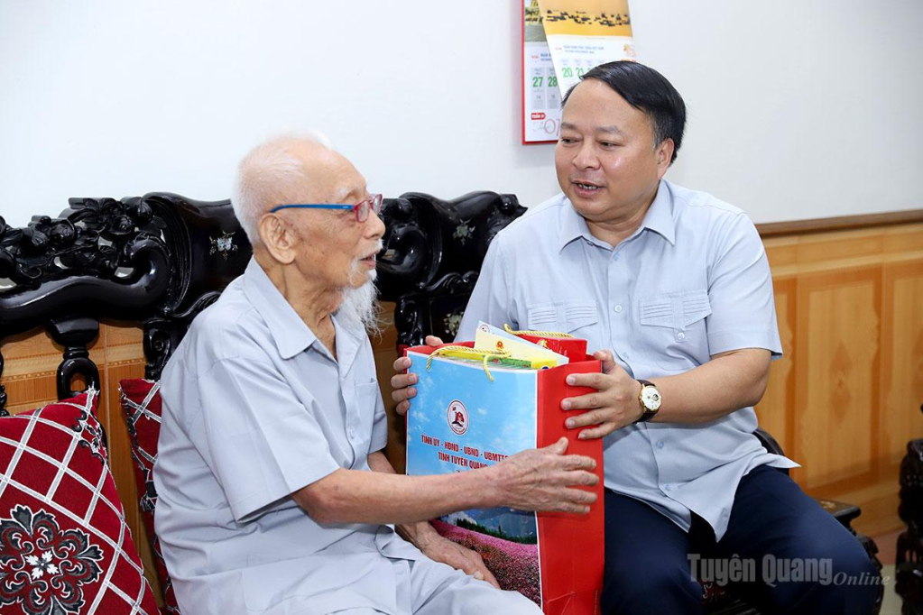 Đồng chí Chủ tịch UBND tỉnh Phan Huy Ngọc tặng quà thương binh Nguyễn Duy Cân.