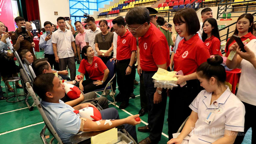 Các đại biểu động viên cán bộ, công nhân, viên chức, người lao động tham gia Ngày hội máu.