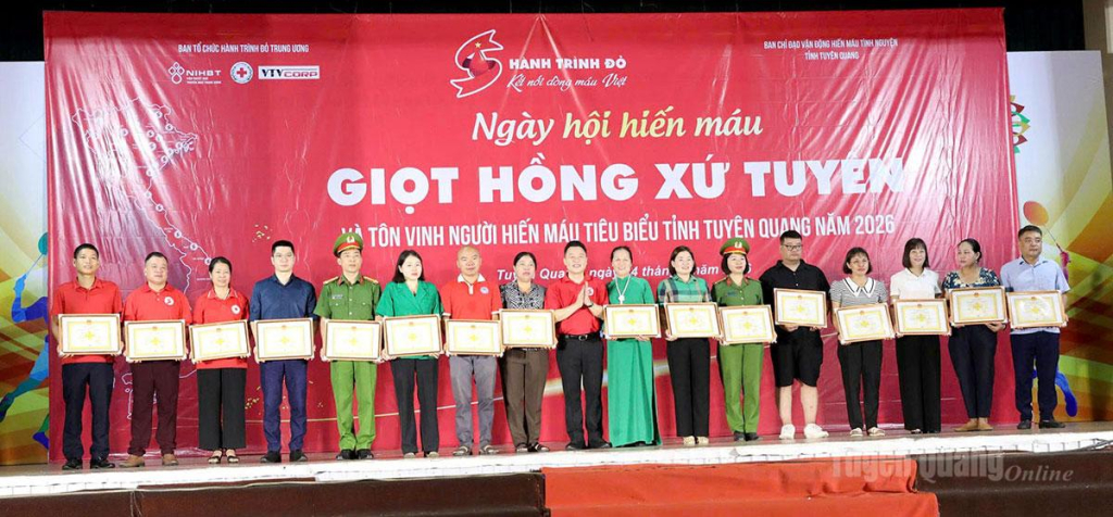 Lãnh đạo Hội CTĐ tỉnh trao giấy khen cho các gia đình và cá nhân có thành tích xuất sắc trong Phong trào “Hiến máu tình nguyện”.