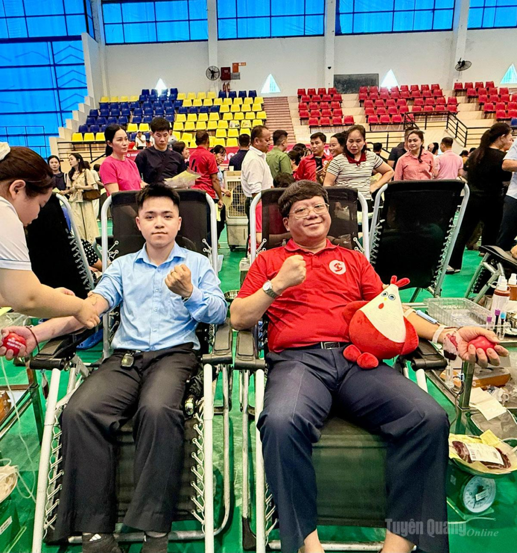 Đồng chí Hà Trung Kiên, Ủy viên Ban Thường vụ Tỉnh ủy, Phó Chủ tịch Thường trực Ủy ban MTTQ Việt Nam tỉnh hiếm máu tại Ngày hội.