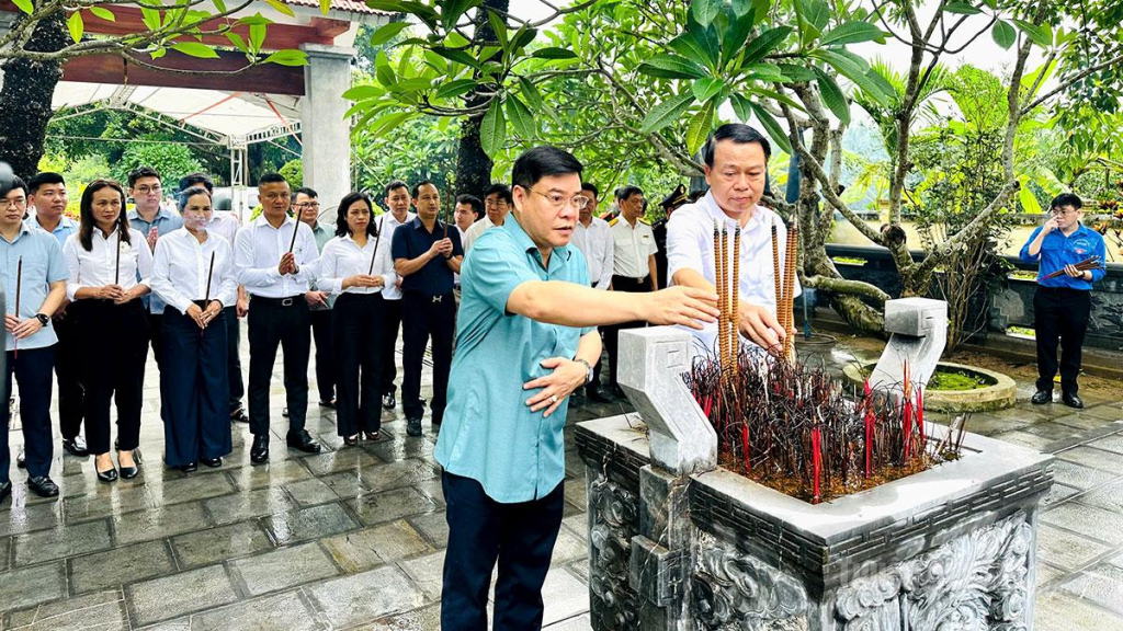 Các đồng chí: Nguyễn Đức Chi, Uỷ viên Ban Thường vụ Đảng uỷ, Thứ trưởng Bộ Tài chính; Hoàng Gia Long, Ủy viên Ban Thường vụ Tỉnh ủy, Phó Chủ tịch UBND tỉnh dâng hương tại khu mộ liệt sỹ Phạm Văn Khang và đồng đội.