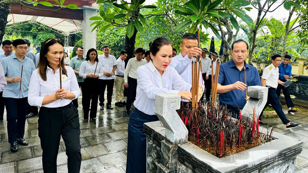 Lãnh đạo các sở, ngành dâng hương tại khu mộ liệt sỹ Phạm Văn Khang và đồng đội.