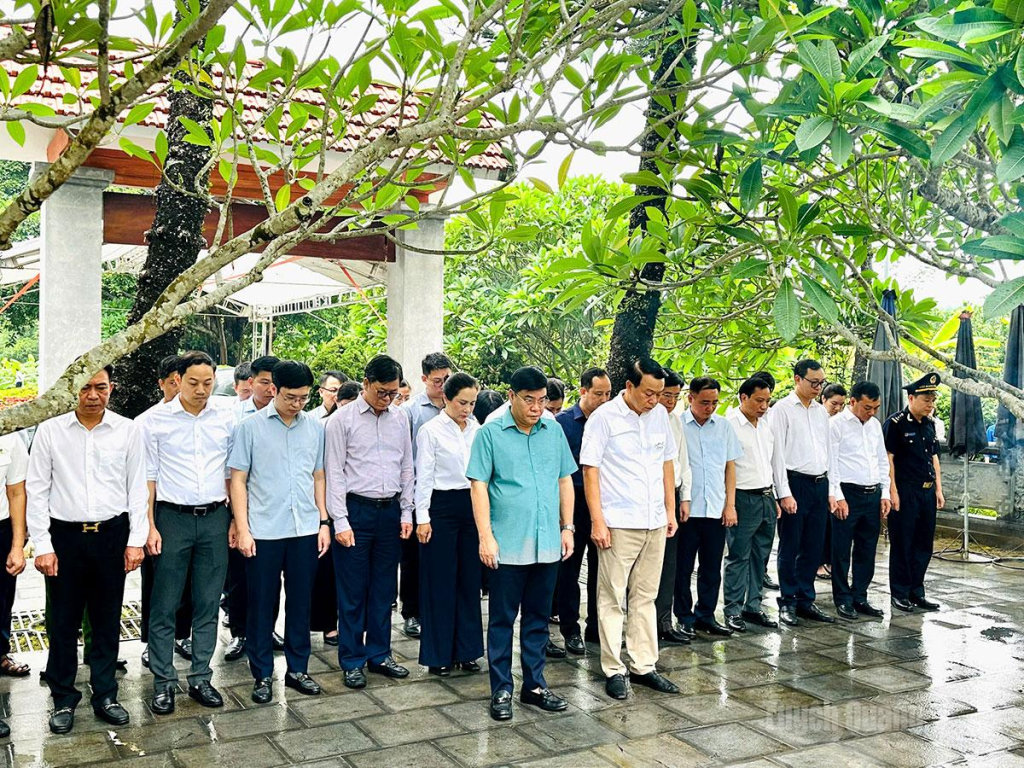 Đoàn công tác Bộ Tài chính và lãnh đạo tỉnh Tuyên Quang dành phút mặc niệm, tưởng nhớ liệt sĩ Phạm Văn Khang và các đồng đội.