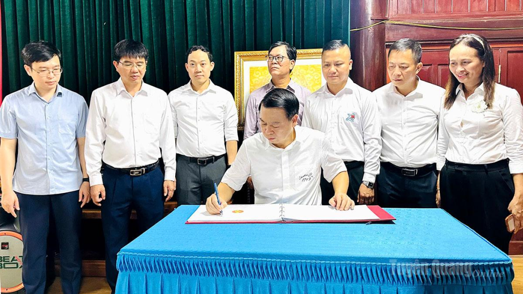 Đồng chí Nguyễn Đức Chi, Thứ trưởng Bộ Tài chính ghi lưu bút tại Khu Di tích lịch sử Quốc gia Nha Ngân khố - Tín dụng, xã Yên Sơn.