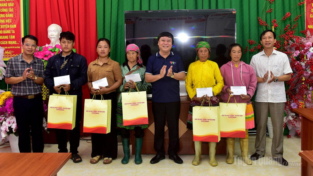 Đồng chí Mai Đức Thông, Ủy viên Ban Chấp hành Đảng bộ tỉnh, Giám đốc Báo và phát thanh, truyền hình Tuyên Quang, Chủ tịch Hội Nhà báo tỉnh trao quà cho các gia đình chính sách, hộ nghèo trên địa bàn xã Giáp Trung.