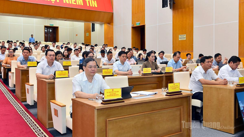 Đồng chí Nguyễn Văn Sơn, Chủ tịch HĐND tỉnh và các đại biểu dự hội nghị.